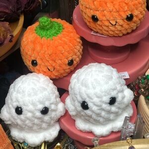 👻HandKnit Ghost, for either you Purse, Bookshelf or Collection